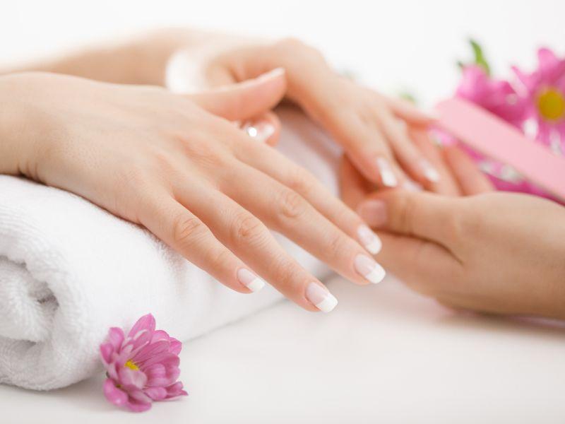 Nail trắng: Top 25 kiểu nail đẹp đơn giản sang trọng hot nhất hiện nay - 1