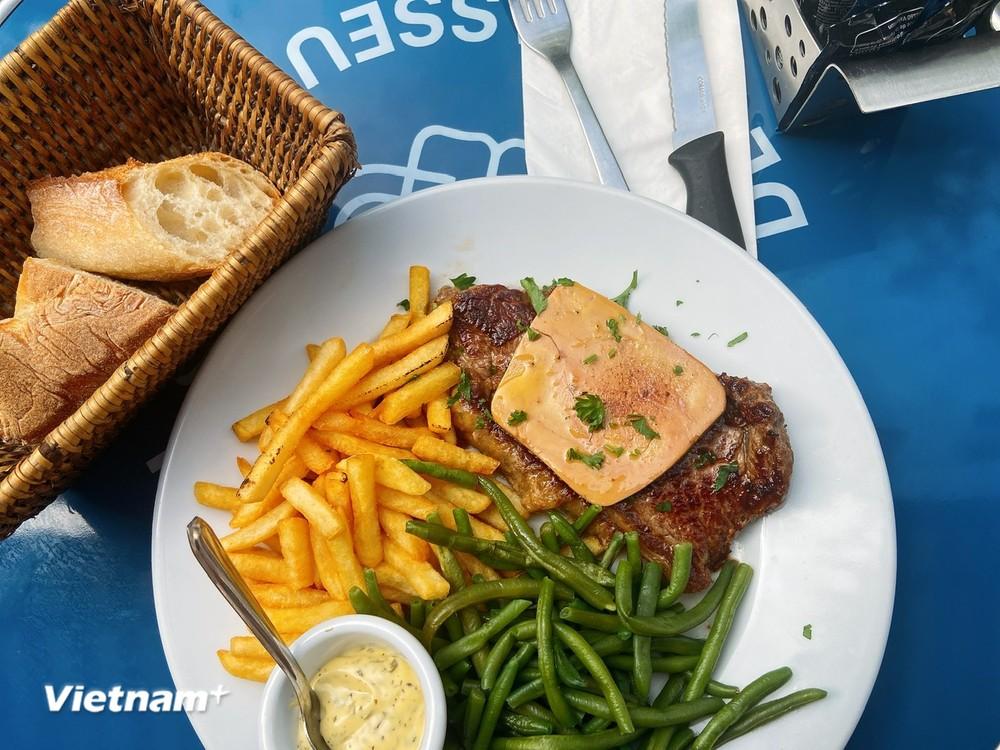 Món gan ngỗng cùng bíttết được bán tại một nhà hàng bình dân ở Pháp. (Nguồn: Vietnam+)