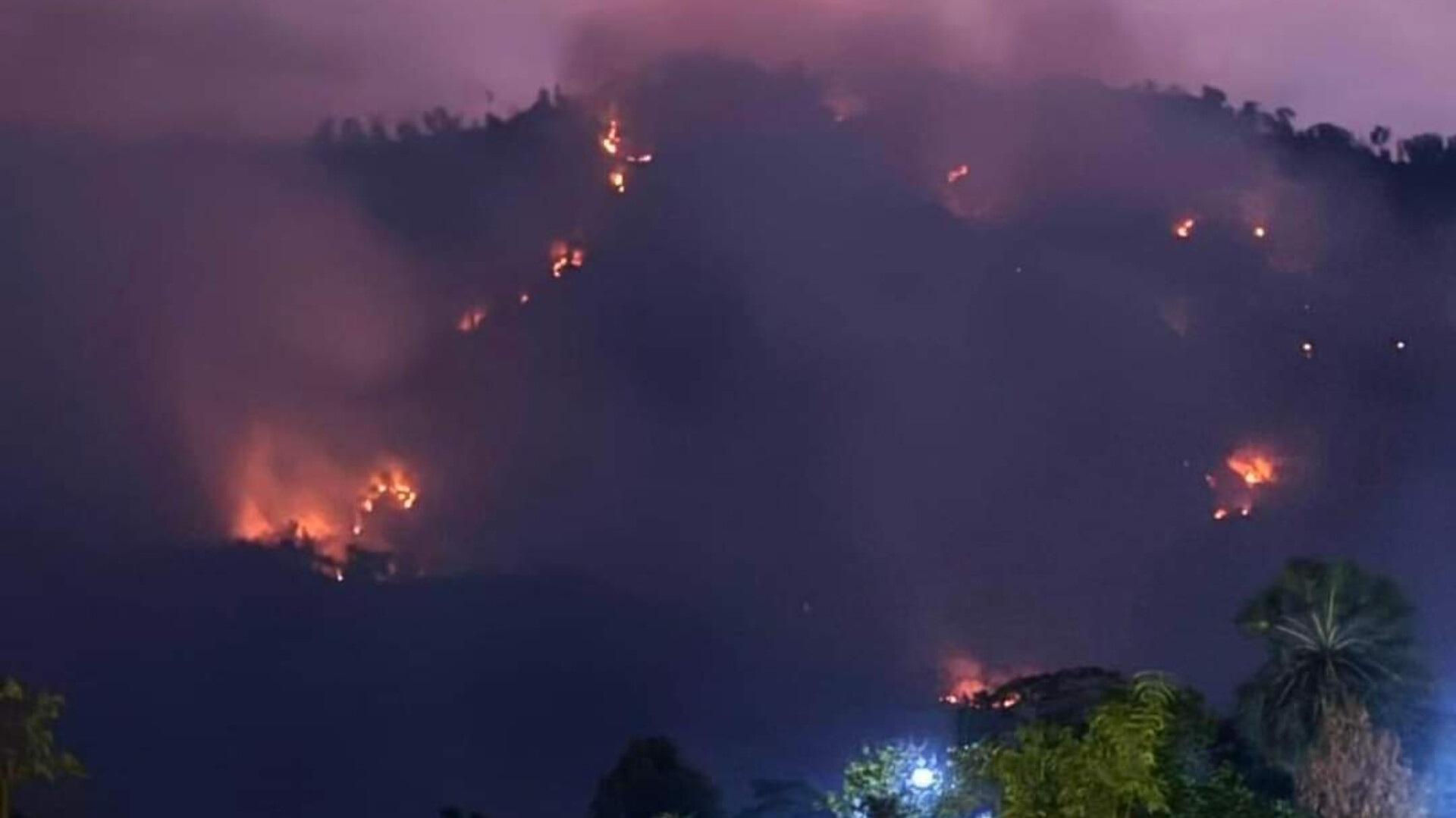 Đang cháy lớn trên núi Cô Tô kèm nhiều tiếng nổ lớn như bom
