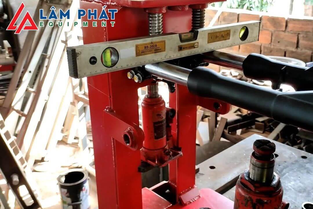 Thiết bị dùng nắn càng xe máy
